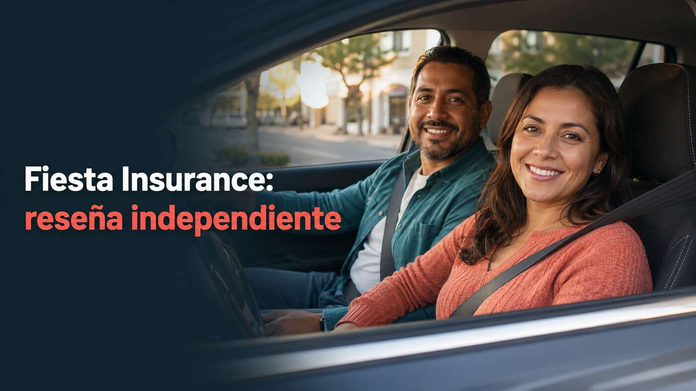 Pareja latina dentro de un automóvil en una reseña independiente de Fiesta Insurance