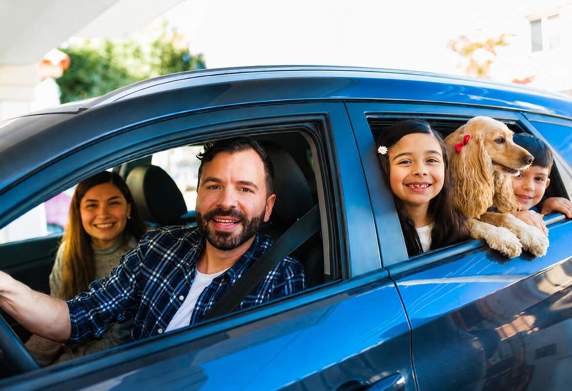 Familia viajando en automóvil como representación de la protección de American Family Insurance